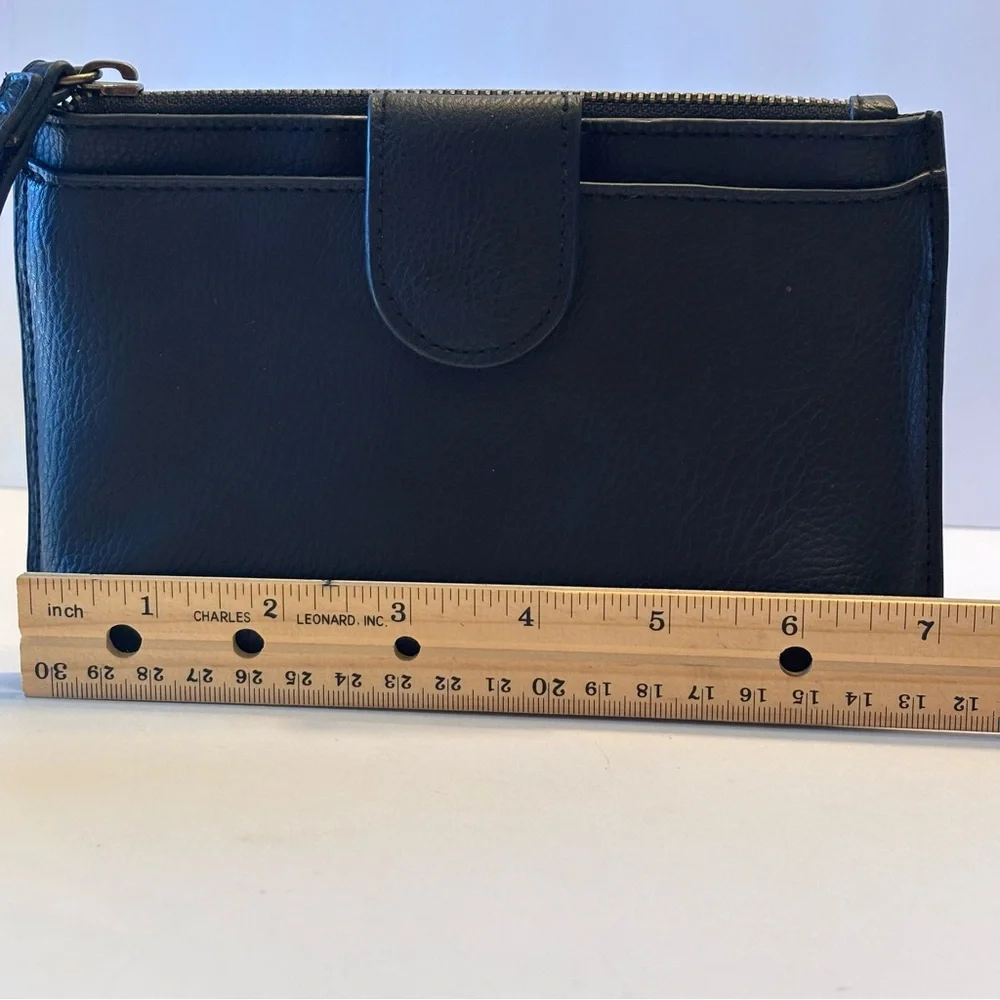 EUC Universal Thread Women's Elegant Black  Faux Leather Wristlet Zip Closure